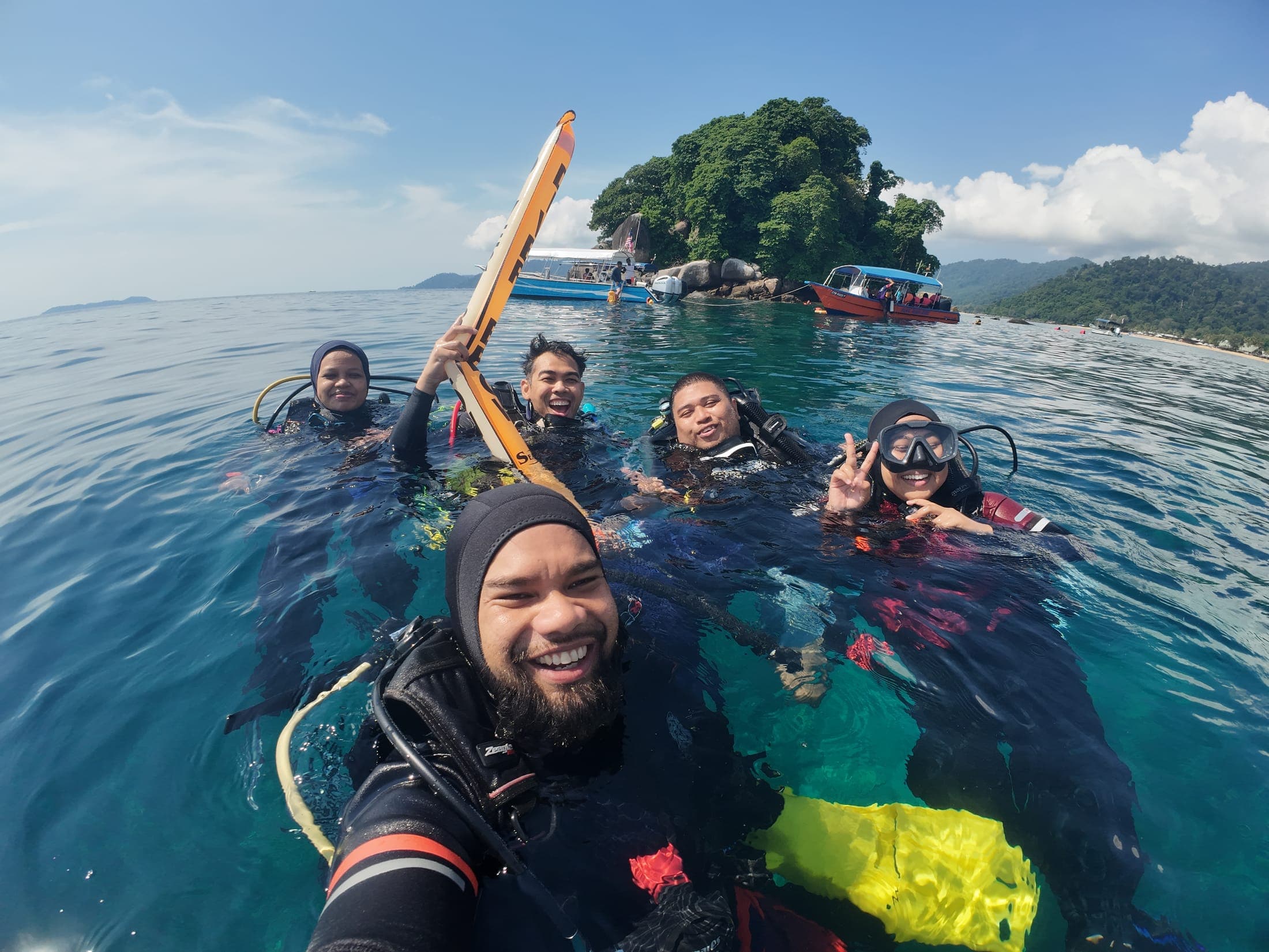A Divologist group together at the surface after a dive